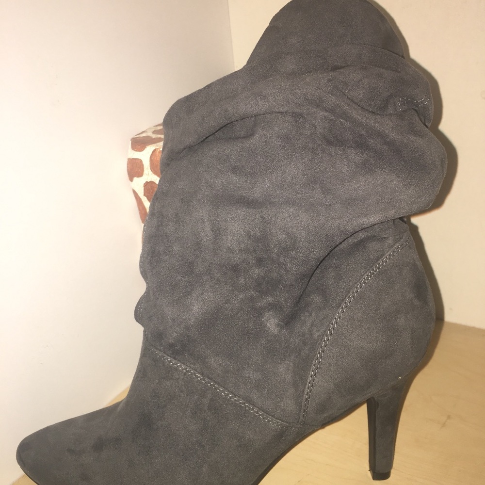 Grey slouch heeled boot with zipper